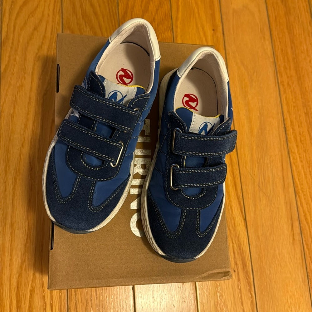 NATURINO Kids JeskoVL sneaker.Two straps.Color Azure White.Size 29.Lightly Worn.